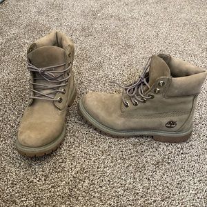 WOMEN'S 6-INCH PREMIUM WATERPROOF BOOTS **worn once**